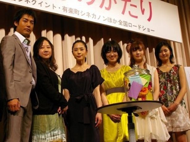 左から・福士誠治、原作者の西原理恵子、深津絵里、大後寿々花、波瑠、高山侑子