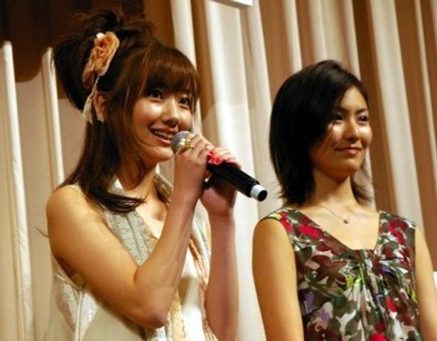 菜都美の友達の思春期時代を演じる波瑠(左)と高山侑子