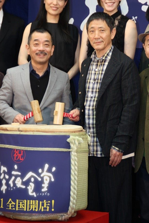 『深夜食堂』の完成披露イベントに登壇した小林薫と松岡錠司監督
