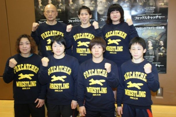 吉田沙保里ら女子日本代表選手と栄和人コーチ