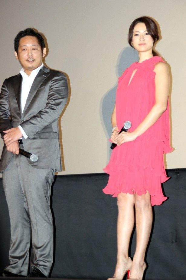 【写真を見る】深田恭子は真紅のノースリーブのワンピースで登壇