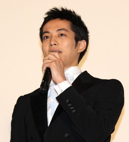 タキシード姿の松坂桃李、西田敏行のエールに感激