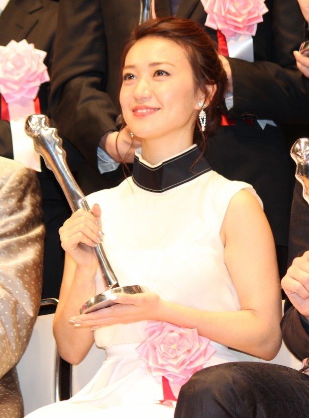 【写真を見る】第36回ヨコハマ映画祭助演女優賞を受賞した大島優子、トロフィーを掲げうれしそうな笑顔！