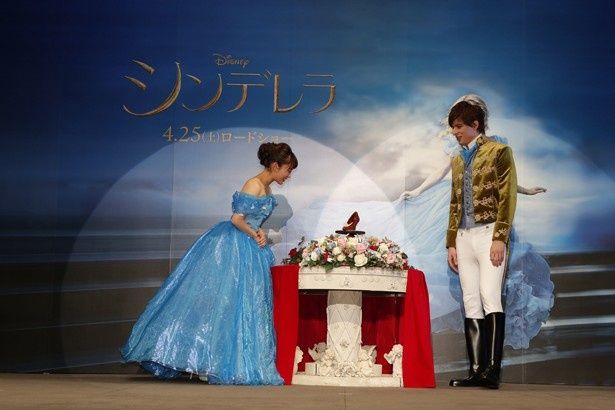 【写真を見る】高畑充希が城田優に“ガラスの靴”の形をしたチョコをプレゼント！