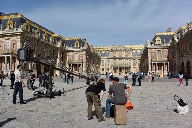 日仏のスタッフが協力して撮影された