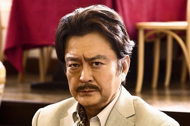 大和田伸也はレストランに居合わせた謎の髭の紳士を演じる