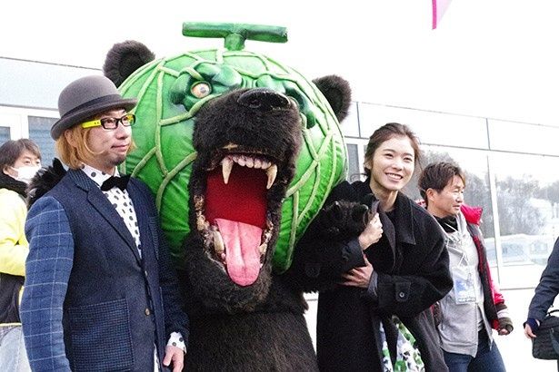 メロン熊に出迎えられた増田と松岡