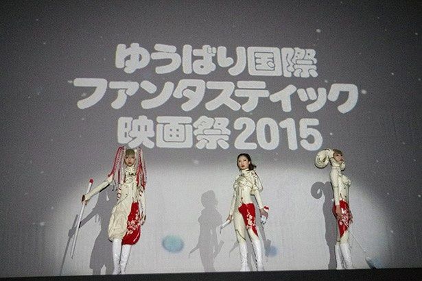 三田真央、武田梨奈、花井瑠美がプロジェクションマッピングとコラボしたアクションを見せる