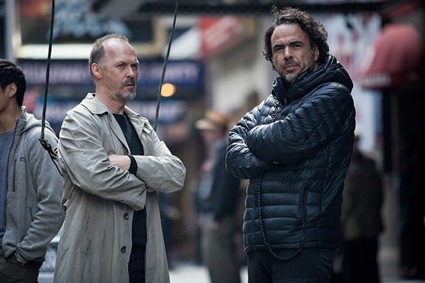 『バードマン』の撮影現場よりマイケル・キートン(左)とアレハンドロ・ゴンザレス・イニャリトゥ監督(右)