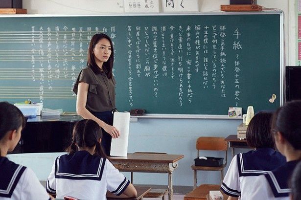 長崎県五島列島の中学校に美人教師・柏木ユリが赴任してくる