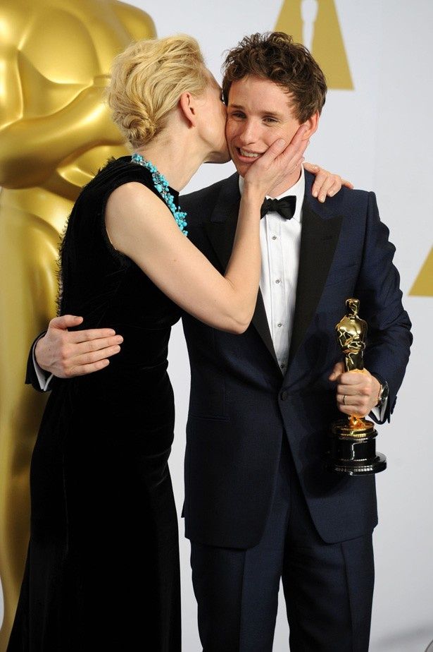 アカデミー賞授賞式でケイト・ブランシェットにキスされるエディ