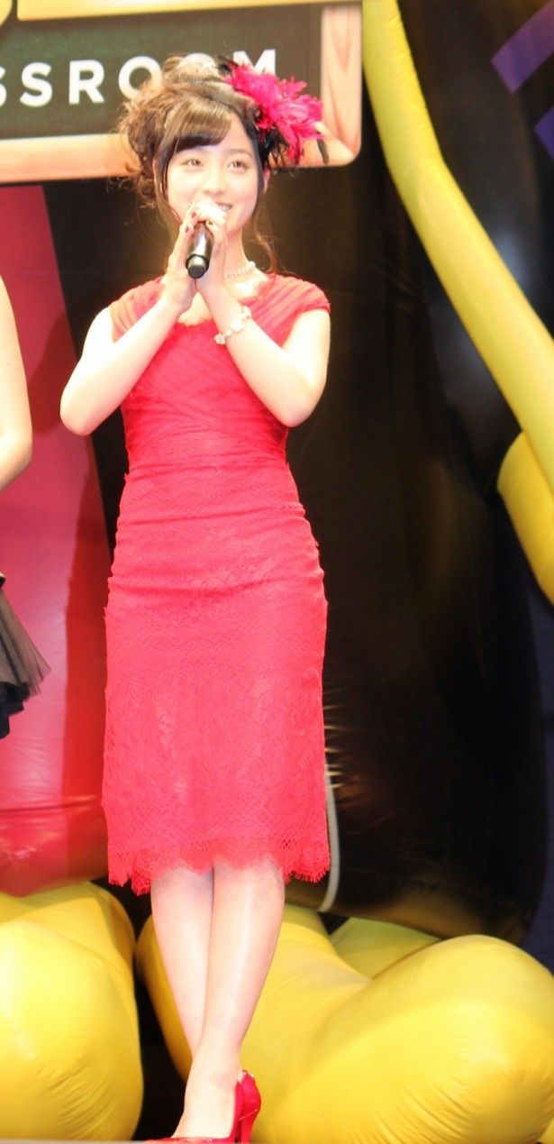 【写真を見る】橋本環奈は真っ赤なドレス姿で登場！会場からも「かわいい！」と歓声が上がった