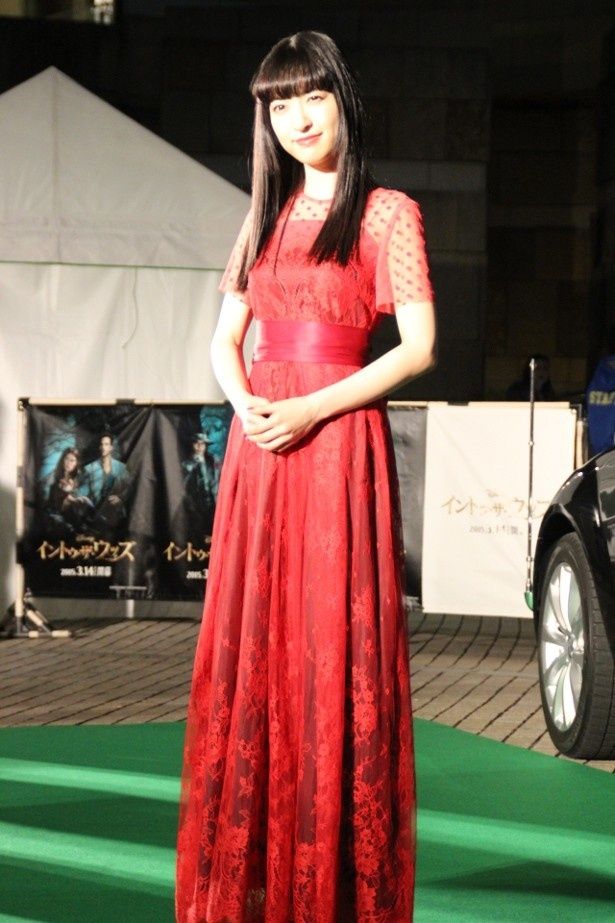 神田沙也加は赤いレースのドレス