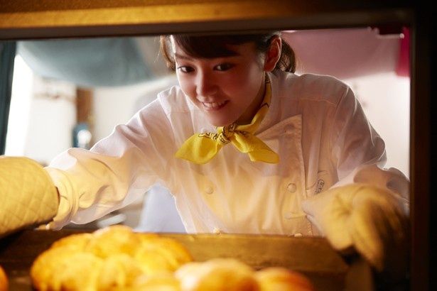 桐谷演じるキイラは世界一のパン職人を目指す、明るく元気な女の子