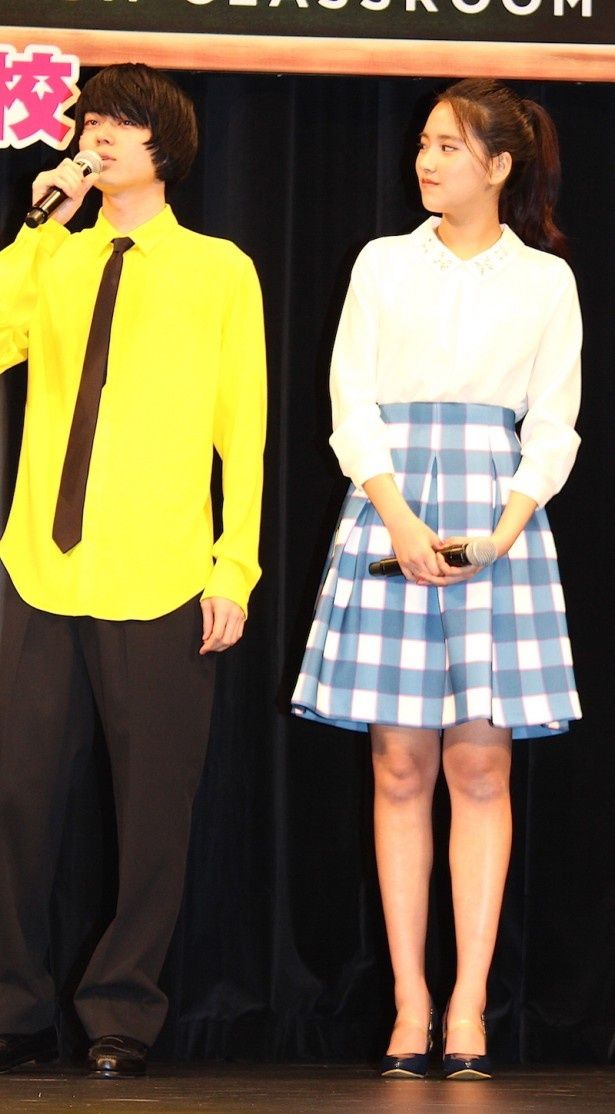 黄色いシャツで登場した菅田将暉とチェック柄のミニスカートがかわいい竹富聖花