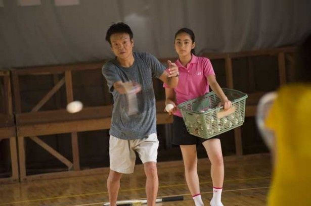 亜季と珠子にソフトテニスを教える役場の職員・青木を演じる星田英利はソフトテニス経験者