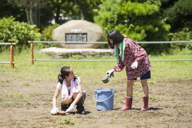 廃校の荒れた校庭にテニスコートを作ろうとする亜季と珠子