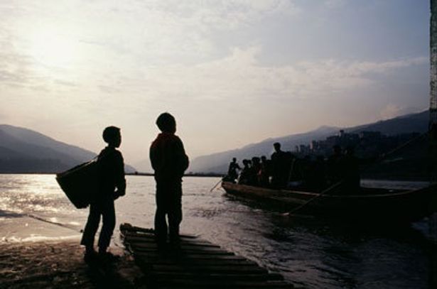 長江のほとりに暮らす一家の生活を、母・秉愛の生き様を通して描く『長江にいきる〜』