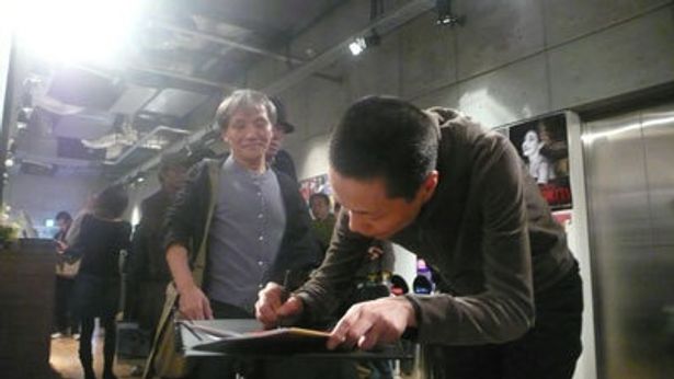 観客からサイン攻めにあうフォン・イェン監督。パンフレットも相当売れた模様！