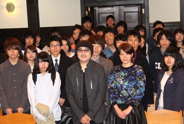 【写真を見る】松尾スズキ、大学生とフォトセッション！将来の夢、仕事術について明かした