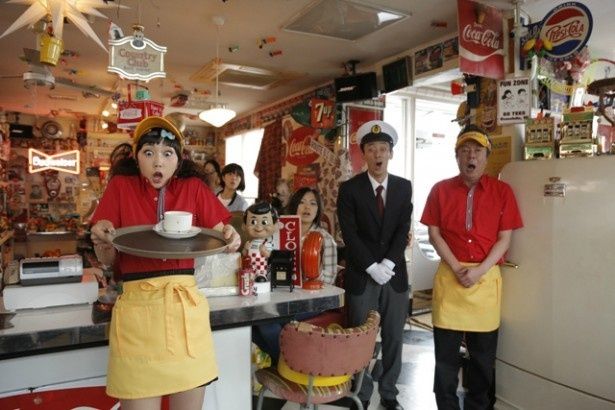 ロイヤル夫妻のリムジン運転手役に滝藤賢一。ハンバーガーショップの店長役に古田新太、アルバイト女子役に木南晴夏