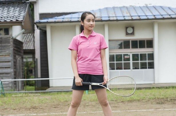 平祐奈は、『案山子とラケット～亜季と珠子の夏休み～』でソフトテニスに励む少女を演じる