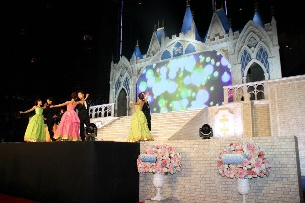 シンデレラ城をイメージした巨大ステージで舞踏会が開催