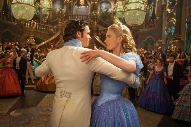 【写真を見る】王子と踊るシンデレラ。美しさにうっとり！