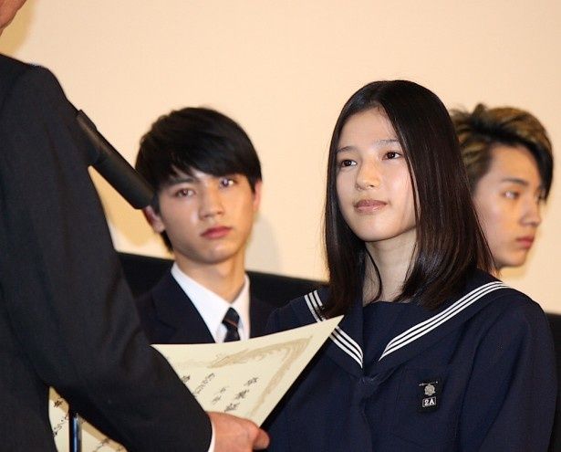 【写真を見る】卒業証書を感激の面持ちで受け取る石井杏奈。E-girlsのメンバーとしても活動中の期待の新星だ
