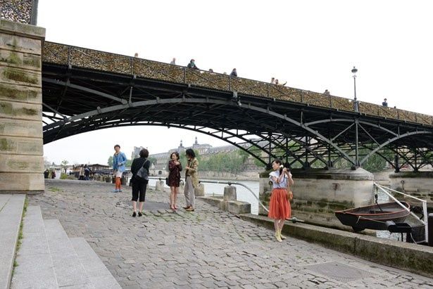ポン・デ・ザール橋下を優雅に散歩