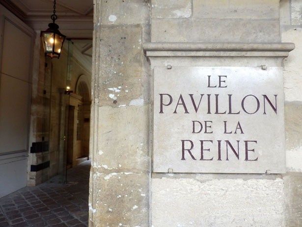 ホテルの撮影は4つ星ホテル“ル・パヴィヨン・ドゥ・ラ・レーヌ”で行われた