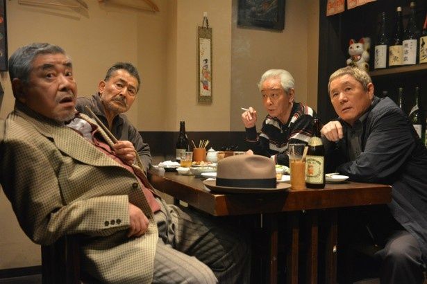 若頭のマサ(近藤正臣)、はばかりのモキチ(中尾彬)、マル暴の刑事・村上と酒を飲む龍三