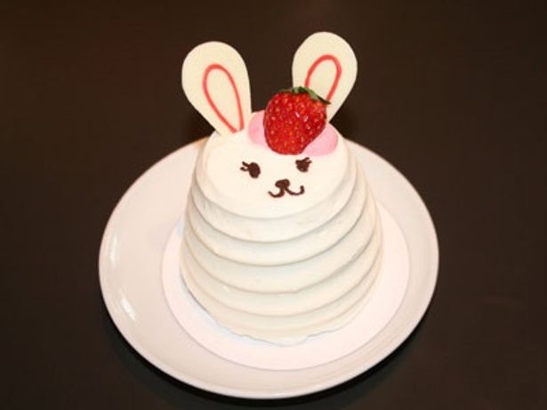 ウサギの装飾がかわいらしい“ノラのモフモフケーキ”
