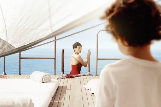 【写真を見る】菊地凛子演じる母・ナオミが、船上で水着姿を披露