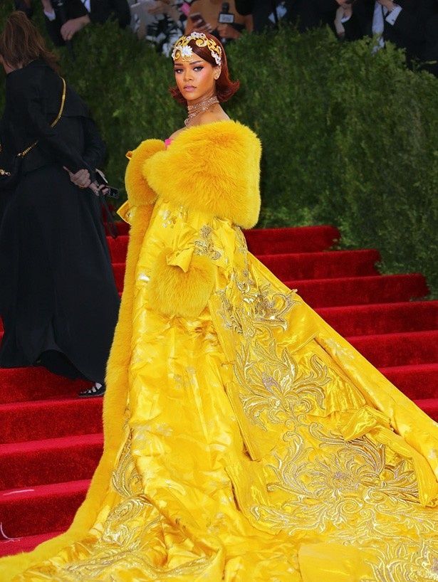 全身黄色の派手ドレス！