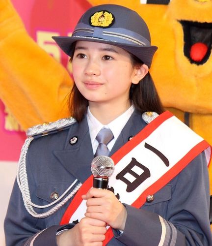 中学生の桜田ひより、初の一日署長で制服姿を披露
