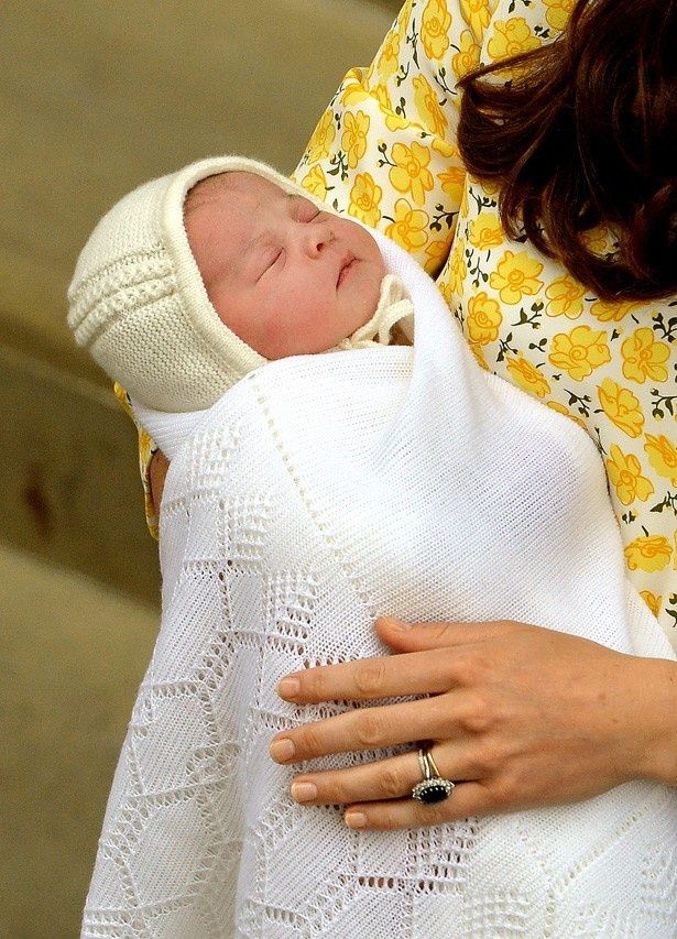 帽子を後ろ前にかぶせられていたシャーロット王女