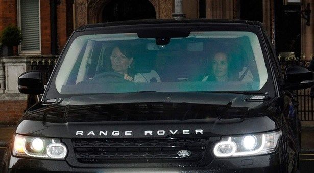 ケンジントン宮殿を訪れた時、キャロルは娘のピッパと一緒の車に乗っていた