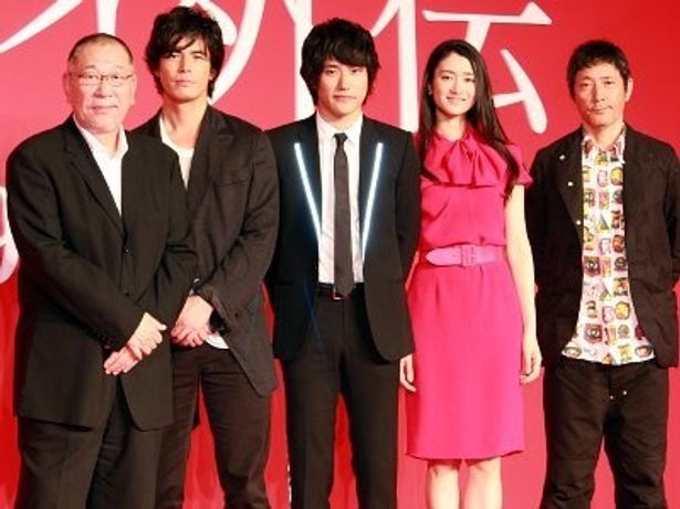 左から：崔洋一監督、伊藤英明、松山ケンイチ、小雪、小林薫