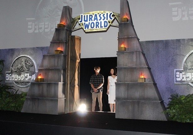 【写真を見る】『ジュラシック・ワールド』の巨大ゲートから玉木宏、木村佳乃が登場！