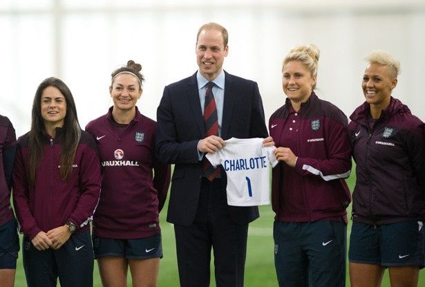 【写真を見る】ウィリアム王子は公務に復帰し、女性サッカーチームのイベントに参加