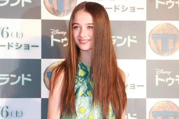 謎の美少女・アテナ役のラフィー・キャシディ