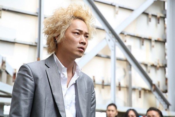 綾野剛が、正義と優しさを武器に闇の勢力に立ち向かう龍彦役を熱演