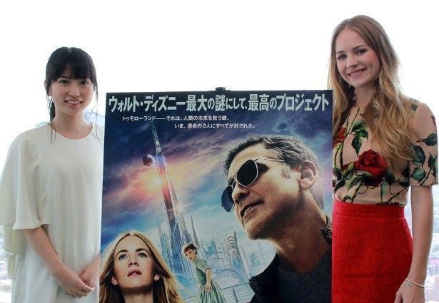 『トゥモローランド』のブリット・ロバートソンと、日本語吹替版の声優を務めた志田未来