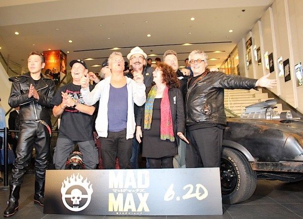 【写真を見る】マックスの愛車、インターセプターのレプリカの前で『マッドマックス』監督＆キャスト陣がフォトセッション！
