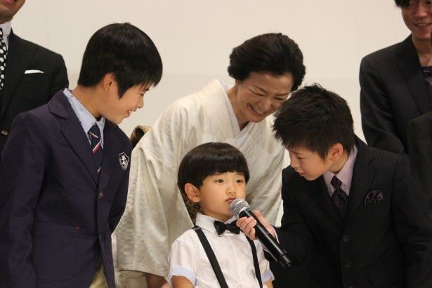 【写真を見る】子どもたちに母の目線を注ぐ鈴木京香