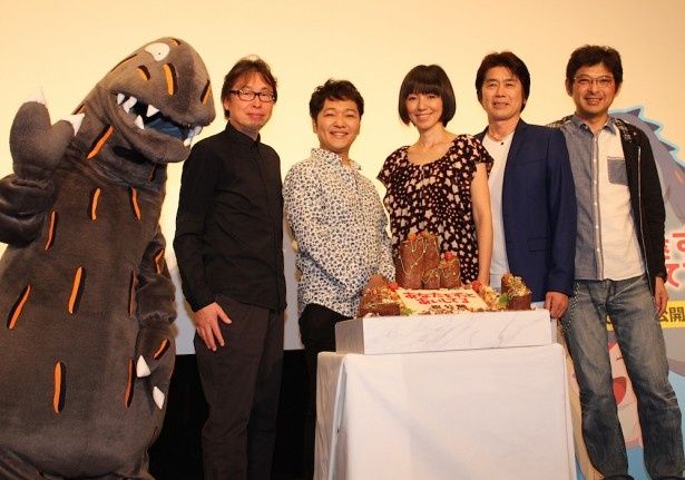 【写真を見る】渡辺満里奈、山口勝平らがロールケーキとフォトセッション！『あなたをずっとあいしてる』初日舞台挨拶の様子