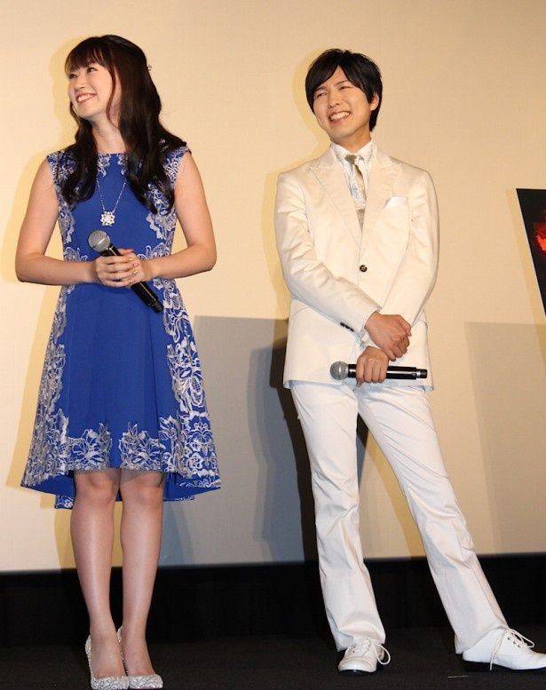 【写真を見る】真っ白なスーツ姿で登場した神谷浩史。水樹奈々からは「矢沢永吉さん」とのコメント！