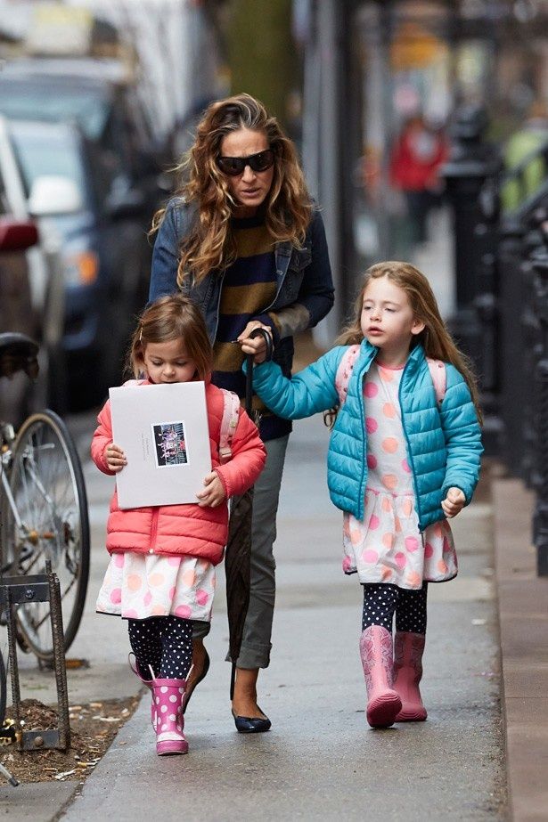 双子の娘と歩くサラ・ジェシカ