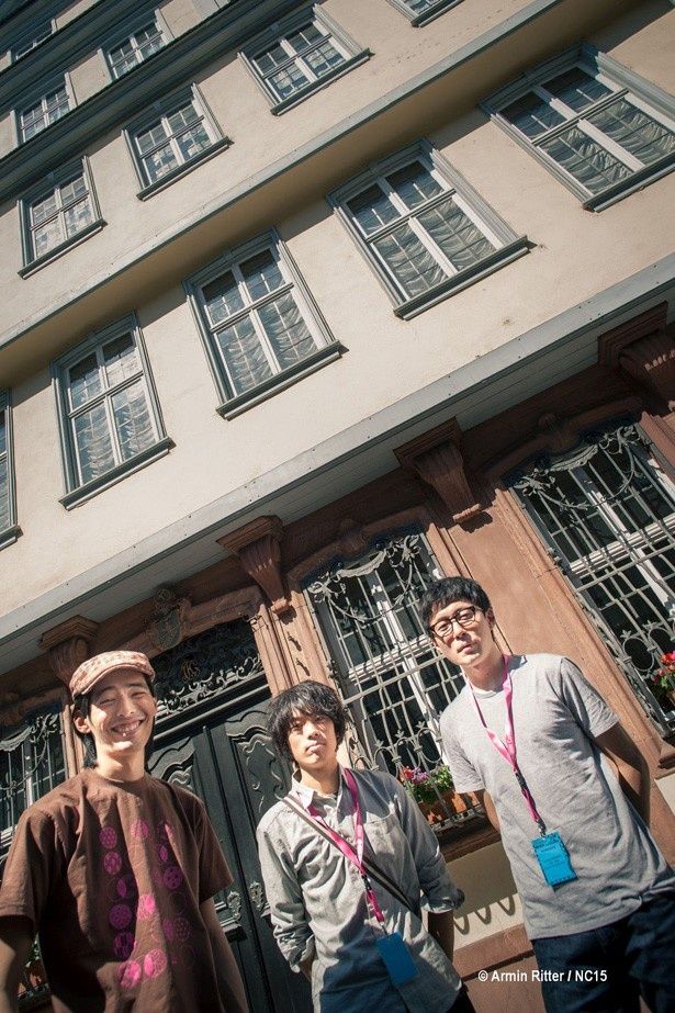 【写真を見る】注目の若手監督三人がフランクフルトの観光名所、ゲーテの生家を再現したゲーテハウス前にそろい踏み！